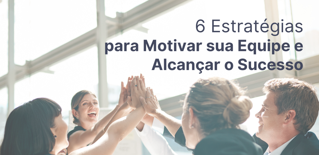 Grupo de pessoas comemorando a conquista de um sucesso no trabalho